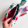 Kosmetyczka handmade z kwiatowym wzorem wypełniona kosmetykami, personalizowana kosmetyczka damska do codziennego użytku.