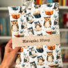 Personalizowane etui na książkę z haftowanym napisem „Książki Niny”, pikowane etui z motywem sów i książek chroniące książkę przed zniszczeniem.