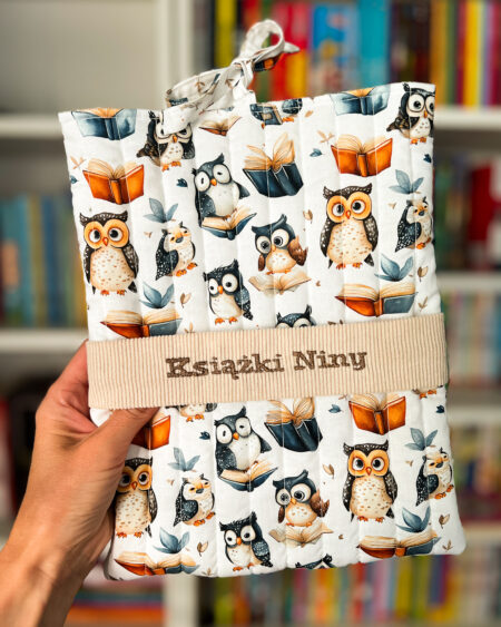Personalizowane etui na książkę z haftowanym napisem „Książki Niny”, pikowane etui z motywem sów i książek chroniące książkę przed zniszczeniem.