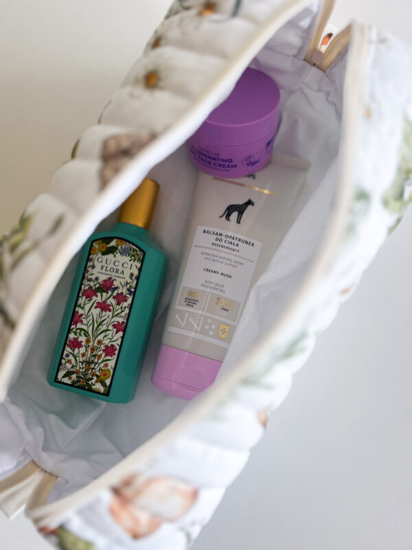 Bawełniana kosmetyczka handmade z botanicznym wzorem ziół, rumianku i mięty na jasnym tle.