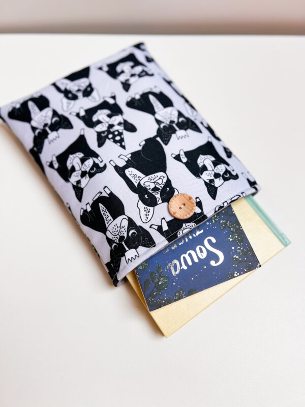 Etui na książkę z buldogami francuskimi, pikowane i wodoodporne