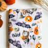 Pikowane etui na książkę w halloweenowy wzór z dyniami, kotami, nietoperzami i napisem Boo
