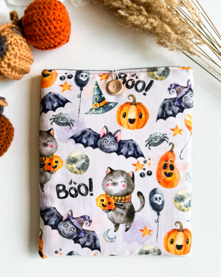 Pikowane etui na książkę w halloweenowy wzór z dyniami, kotami, nietoperzami i napisem Boo