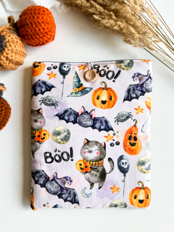 Pikowane etui na książkę w halloweenowy wzór z dyniami, kotami, nietoperzami i napisem Boo