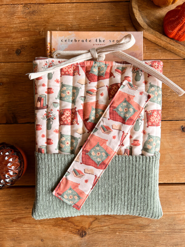 Etui na książkę z motywem książek i filiżanek oraz materiałową zakładką na otwartej książce