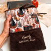 Ręcznie szyte brązowe etui na książkę Spooky Reading Club z kieszonką, jesiennym wzorem książek, dyń i czarnych kotów.