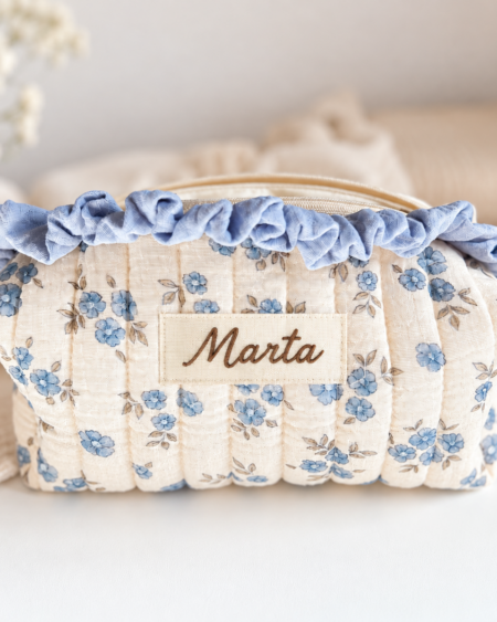 Personalizowana kosmetyczka w kwiaty z imieniem Marta, kremowa kosmetyczka z niebieskimi kwiatuszkami i falbanką